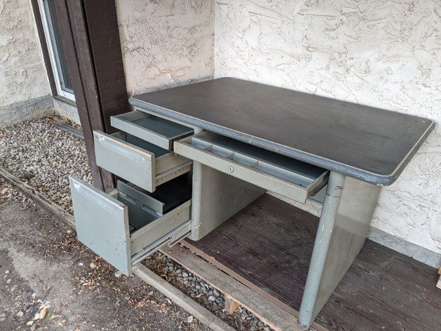 Solid metal antique desk in Desks in Edmonton - Image 4