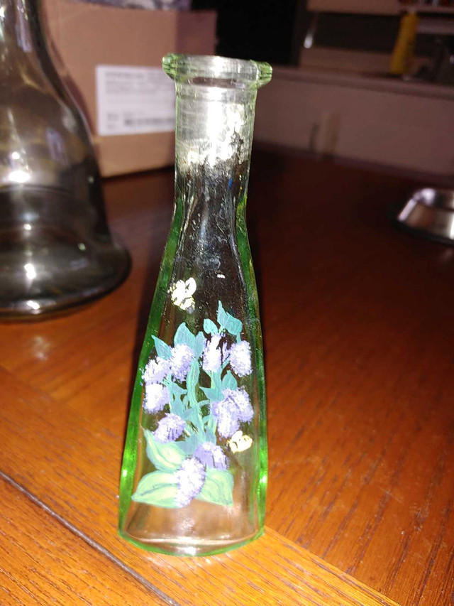 Vintage Hand Blown Triangle Bottle in Arts & Collectibles in Markham / York Region - Image 4