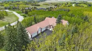Luxurious Walkout Home in Artists View, Springbank