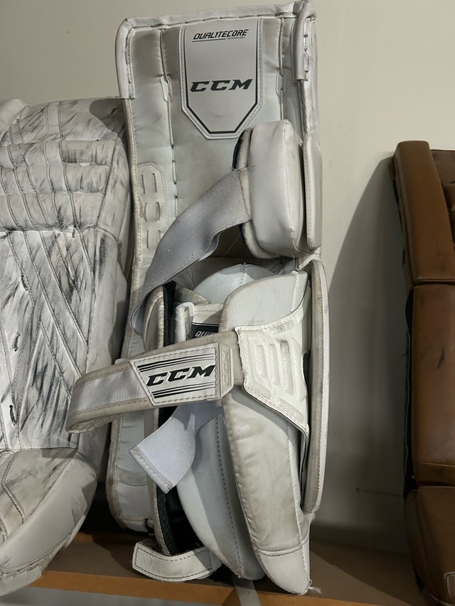 Intermediate goalie pads in Hockey in Oshawa / Durham Region - Image 3