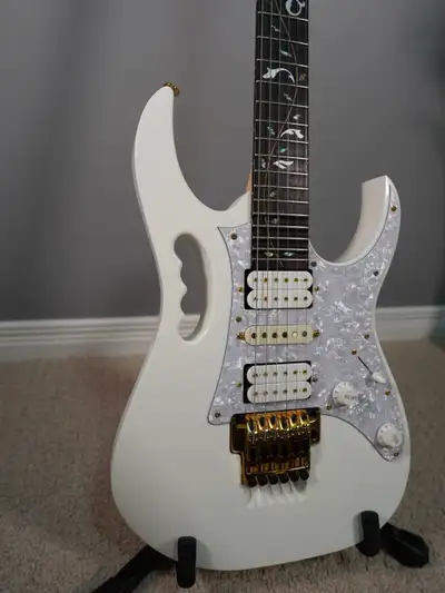 2006 “Case Queen” you won’t find one in better condition. Plays and sounds incredible! Getting ready...