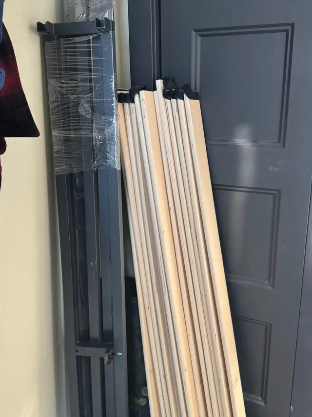 Queen bed frame with slat / Cadre de grand lit avec sommier in Beds & Mattresses in Longueuil / South Shore - Image 6