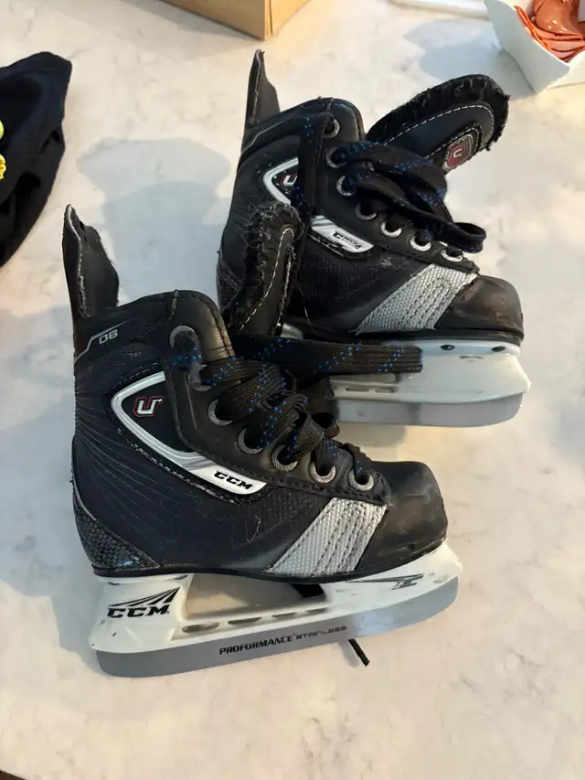 kids youth hockey skates size 8  in Skates & Blades in Guelph - Image 2