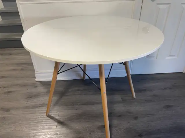 Structube Round Dining Table in Dining Tables & Sets in Mississauga / Peel Region - Image 2
