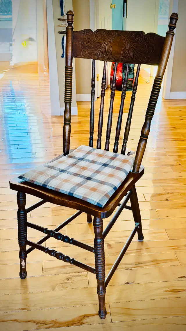 Grande table et chaises in Dining Tables & Sets in Longueuil / South Shore - Image 5