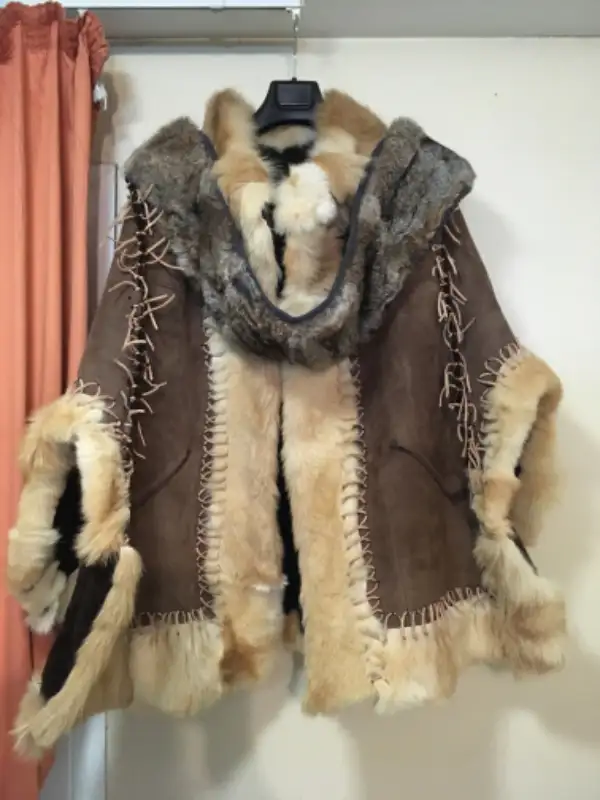 Poncho cape : Fur & Leather in Other in City of Montréal - Image 2