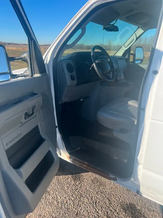 2014 Ford Econoline E-250 cargo van601862498032046086