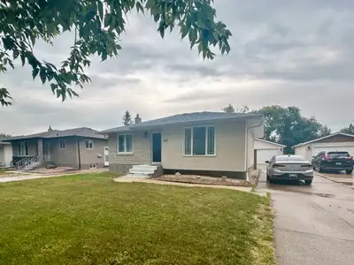 **3Bed 2Bath House In Rossmere Area For Rent**