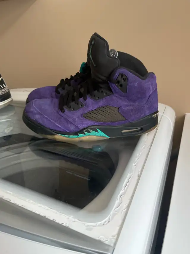 Jordan 5  size 10 Grape Jordan 3 fire red size 9.5 in Men's Shoes in Mississauga / Peel Region - Image 4