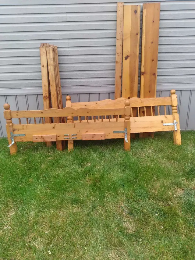 Queen size bed in Beds & Mattresses in Vernon - Image 2