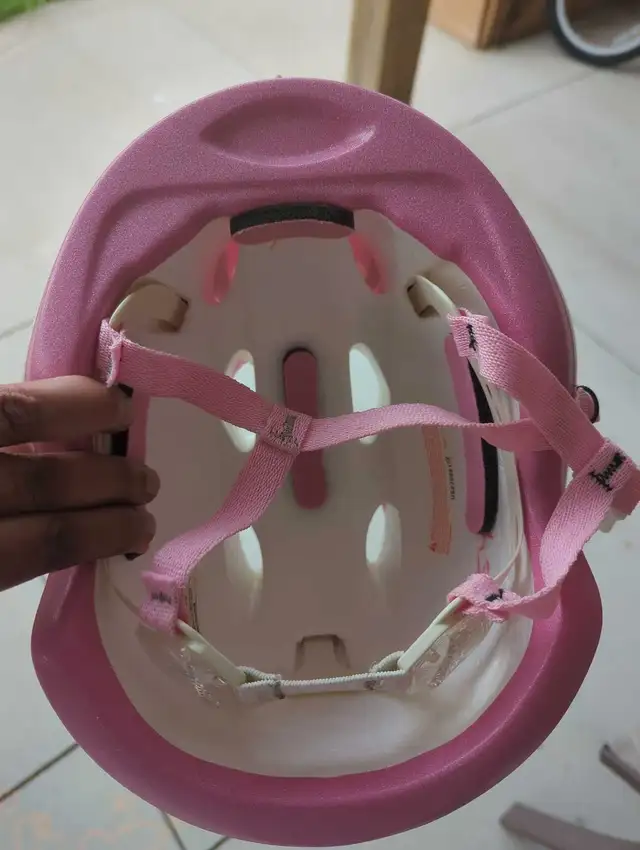 Minnie Mouse Helmet (barely used) in Kids in Oakville / Halton Region - Image 3