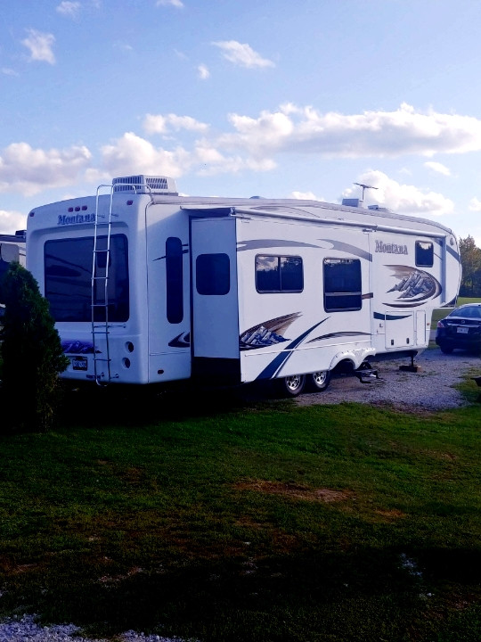 2011 KEYSTONE MONTANA FIFTH WHEEL in Other in Owen Sound - Image 3