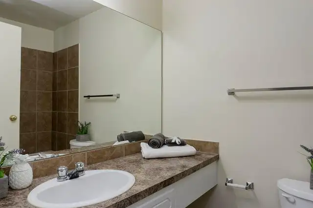 Townhouse in Alberta in Canada - Image 11