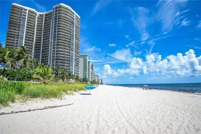 Superbe Condo 2 chambres et 2 salles de bain à Louer à Fort Lauderdale face à la plage. Directement...