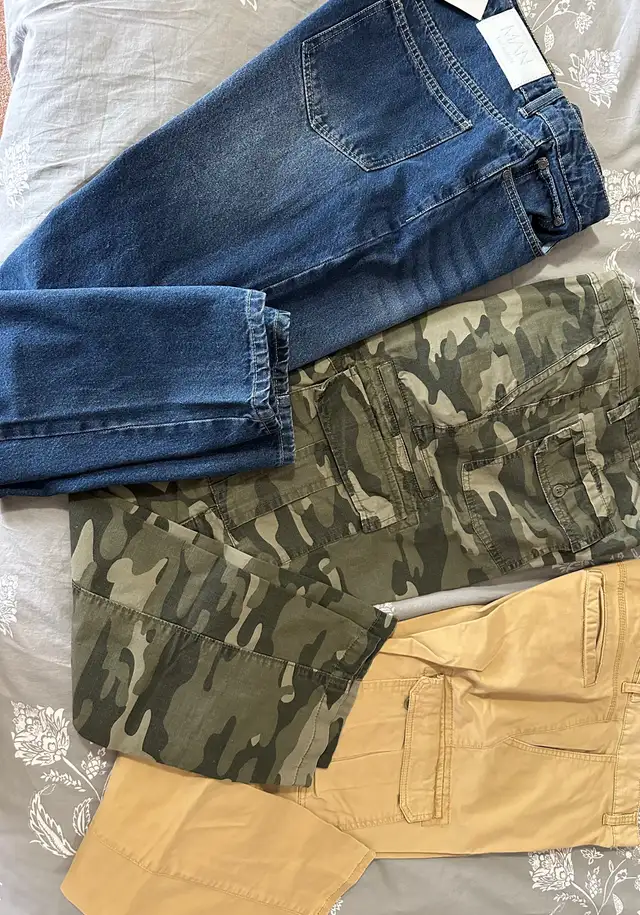 3 BRAND NEW PANTS (2 Cargo , 1 Jean)size 33 & 34 in Men's in Regina - Image 5