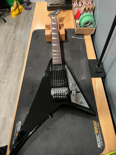 Jackson RR3, 2005 made in Japan. Gloss black with mirror pickguard. Very good condition for a 20+ ye...