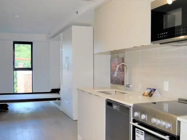 New Bachelor Condo in Historic Snowdon Theatre - steps to Metro