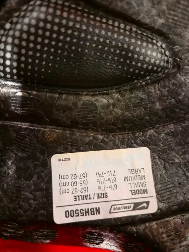 SENIOR HOCKEY EQUIPMENT  in Hockey in Markham / York Region - Image 8