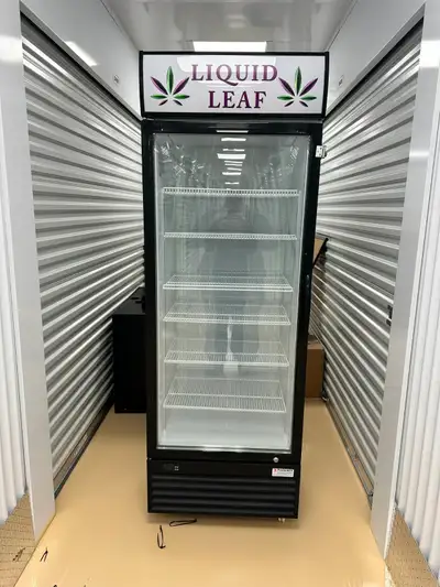 Commercial display fridge / retail merchandiser cooler in excellent working condition. - Model: SS-p...