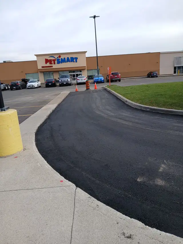 Parking Lot Sealing, Paving, Parking Lot Repair in Interlock, Paving & Driveways in Mississauga / Peel Region - Image 7