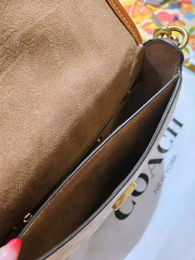 Coach Harley Crossbody Bag featuring the brand's iconic horse  in Bags & Luggage in Mississauga / Peel Region - Image 5