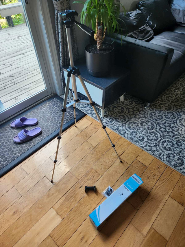 T-3310 Tripod dans Appareils photo et caméras  à Longueuil/Rive Sud