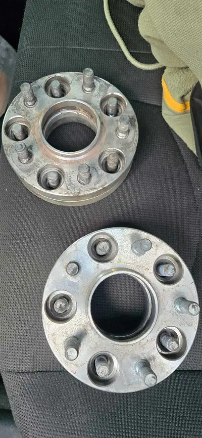 One set is 1 inch and the second set is 3/4 Comes with a box of new lugs m12 x 1.5 5 x 114.3