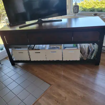 Parce que nous voulons repositionner notre salon, nous vendons notre IMPECCABLE meuble de rangement....