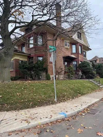 Cozy Quaint One bedroom apartment in Southwest Hamilton Dundurn / Locke area Large Lv room, kitchen...