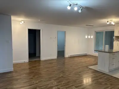 À louer – Grand 5 ½ moderne à Québec (Loretteville) – 1 600 $/mois Adresse : 12612, route Penney, Qu...