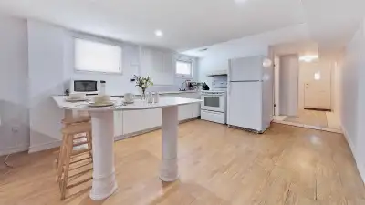 Spacious & Bright 2BR Walk-Out Suite | Self-Contained Unit | Private Entrance | 5 Min to CMCC & Sene...