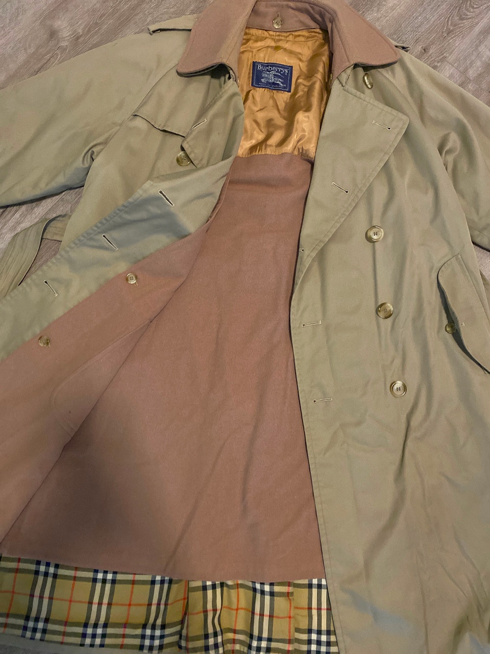 Burberry, Vintage. Selling Burberry Coat purchased in 1990s in England.