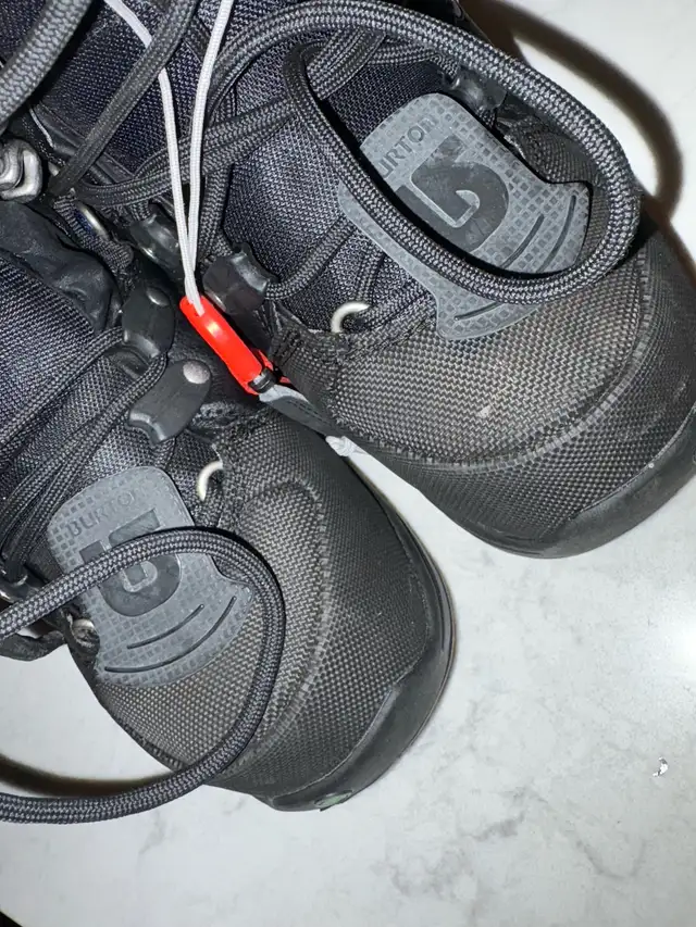 Kids snowboard boots Burton size 5 in Snowboard in Guelph - Image 6
