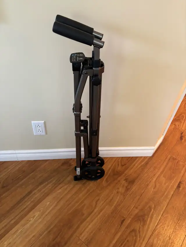 Walker - Lightweight - foldable in Health & Special Needs in City of Montréal - Image 6