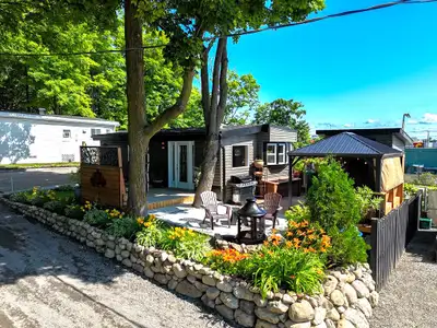 Charmante mini maison ou chalet villégiature avec une chambre de style rustique moderne située sur u...