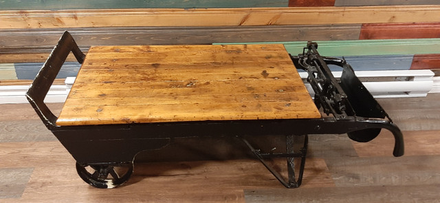 Antique Magnifique Balance à Grain Convertie en Table de Salon dans Tables basses  à Ville de Montréal - Image 4