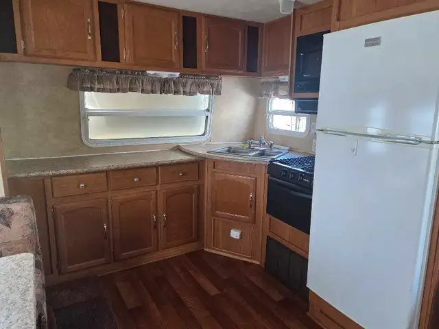 2010 Wildwood 33FKSS 2 SLIDES REAR MASTER BEDROOM in Travel Trailers & Campers in Bedford - Image 6