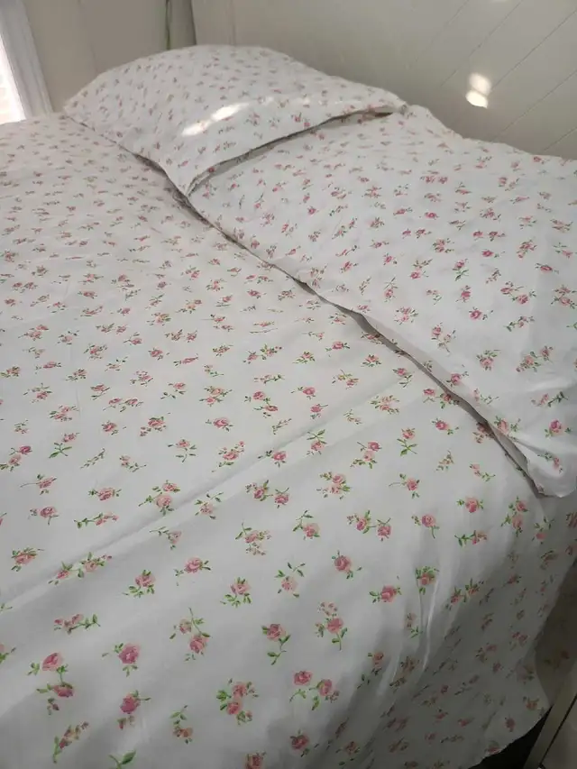 Queen size bedsheet and fitted sheet with 2 pillow cases in Bedding in Peterborough - Image 5