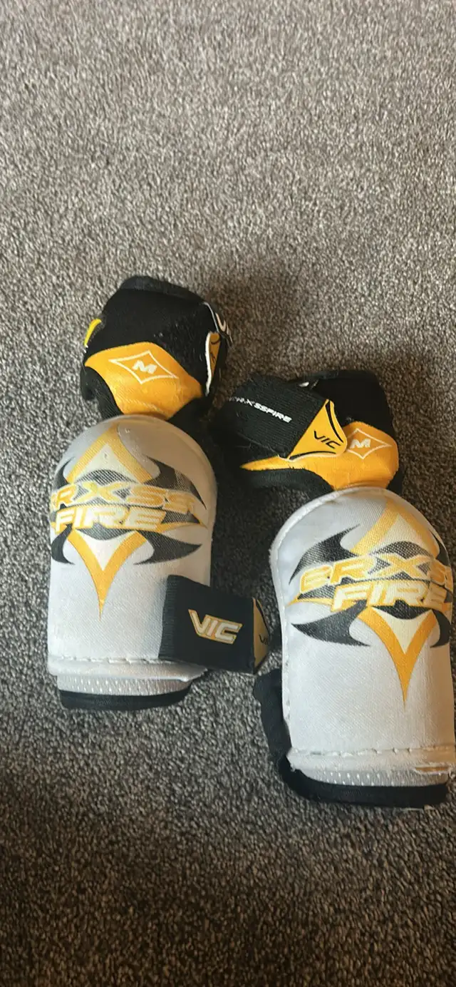 Hockey elbow pads  in Hockey in Calgary - Image 2