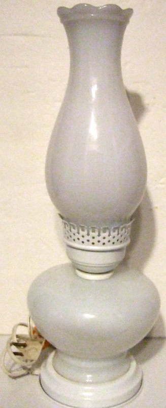 VINTAGE MILK GLASS TABLE LAMP in Indoor Lighting & Fans in Windsor Region - Image 3
