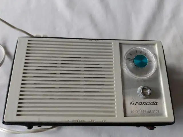 Vintage Granada AM Radio in General Electronics in Oshawa / Durham Region - Image 8