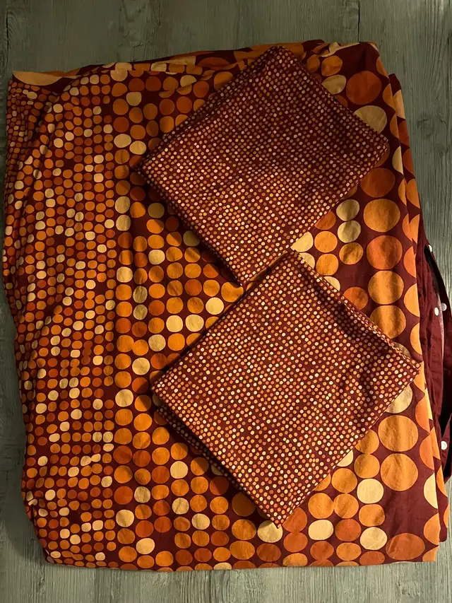 Queen Duvet Cover and 2 Pillowcases in Bedding in Ottawa - Image 3