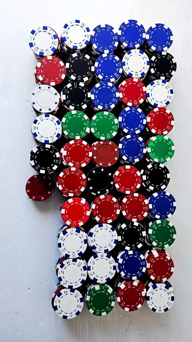 Poker Chips 450- Count Unmarked  in Hobbies & Crafts in City of Montréal - Image 3