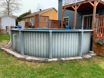 Venons d'aménager nouvelle maison et ne voulons pas de piscine. Vendons kit complet (piscine, pompe,...