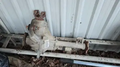 Front differential from a 2005 Chevy Silverado 1500. Only has 120,000 km on it (that's when it was r...