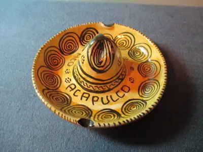 A little over 4" in diameter, this vintage hand painted sombrero ashtray is in very good condition....