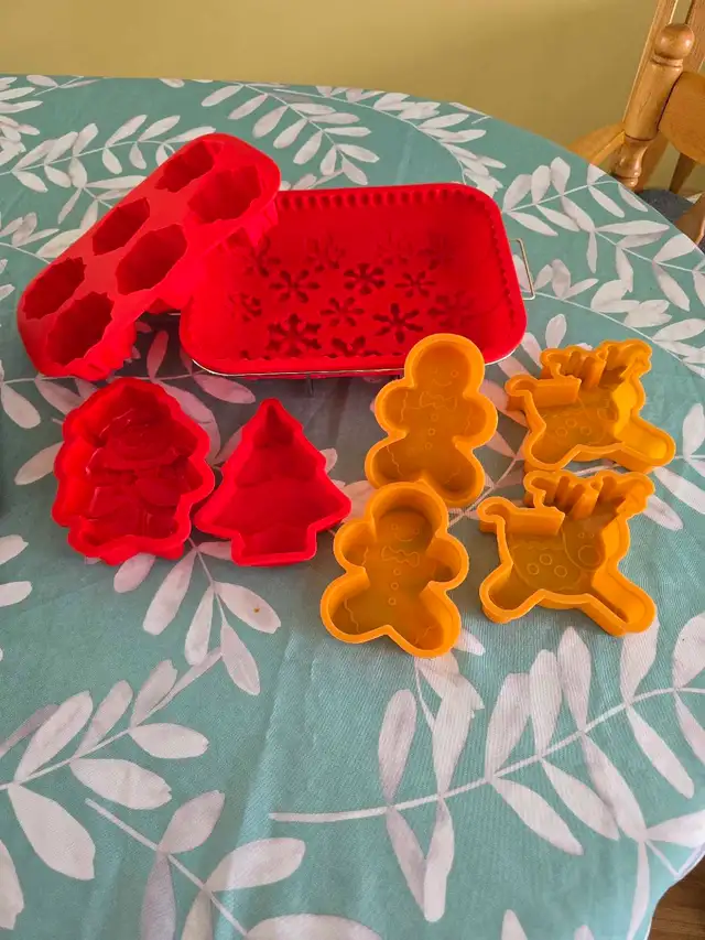 8 piece Holiday bakeware set in Kitchen & Dining Wares in St. Catharines - Image 3