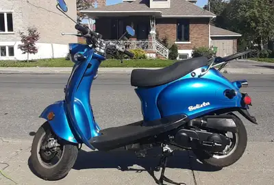 ScootTerre Solista 50cc 2022 ***Moteur 2025 NEUF Demande 2300$ . ( Se vend 2,799$* ) Ce scooter est...