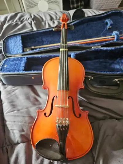 1/4 viloin with hard case. Eastman Strings - VL100 Violin Outfit - 1/4 Imcludes: Cadenza Carbon Fibe...