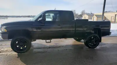 2001 Dodge Ram 2500 330,000 kilometers Been a great truck but needs some love, typical fender rust o...